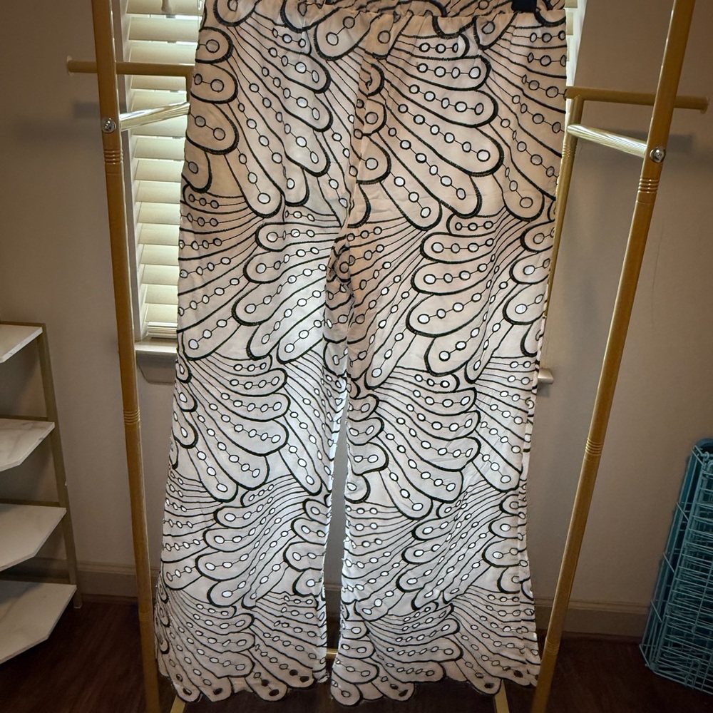 AKIRA White pants with Black Swirl Motif